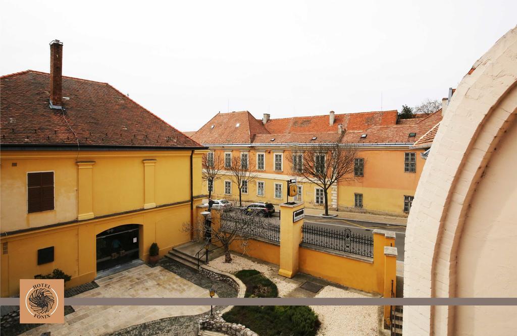 Hotel Fönix Pécs Buitenkant foto